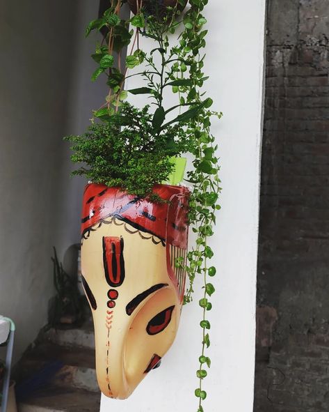 Oil Can Planter Diy, Upcycle Plastic Plant Pots, Plant Pots From Recycled Materials, Upcycled Plastic Plant Pots, Plant Pot From Plastic Bottle, Plant Pot Painting Ideas Indian, Plastic Bottle Planter, Eco Friendly Bottle, Reuse Containers