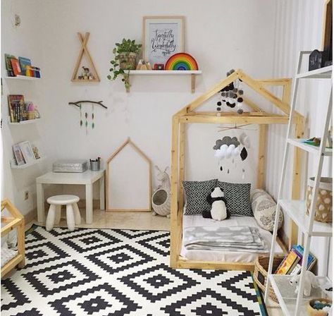 How to Create a Montessori Children's Room. 4 Key Principles to keep in mind when creating a montessori room. Montessori Room Ideas, Camera Montessori, Toddler Boy Room Themes, Montessori Toddler Room, Montessori Toddler Bedroom, Montessori Toddler Rooms, Boy Room Themes, Ideas Habitaciones, Organization Design