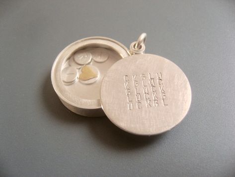 This Lockets item by mabotte has 65 favorites from Etsy shoppers. Ships from Germany. Listed on 01 Aug, 2023 Petri Dish Art, Dish Art, Handmade Tree, Picture Locket, Reasons To Be Happy, Petri Dish, German Words, Glass Locket, Name Plates