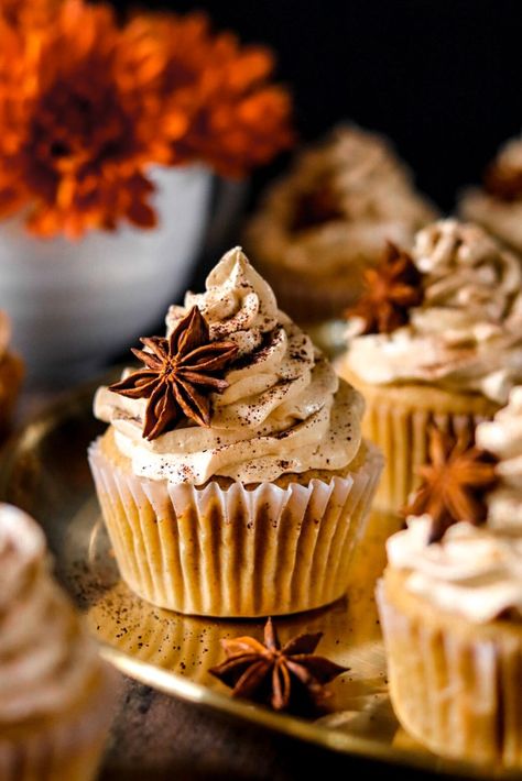 Food Photography Cupcakes, Fancy Fall Cupcakes, Gourmet Cupcakes Fancy, Moonshine Cake, Cupcakes Autumn, Bourbon Frosting, Espresso Buttercream Frosting, Espresso Frosting, Whiskey Cupcakes