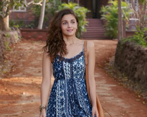 Alia Bhatt Dear Zindagi, Alia Bhatt Outfits, Goa Outfits, Dear Zindagi, Alia Bhatt Photoshoot, Bollywood Outfits, Shah Rukh Khan, Bollywood Girls, Muscle Tee