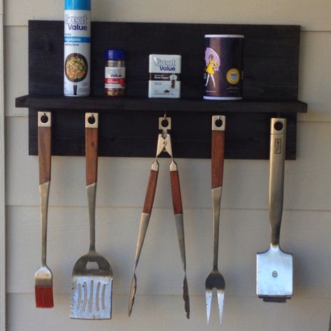 Repurposed bbq utensil shelf made from scrap wood Bbq Shelf Ideas, Bbq Utensil Holder Ideas, Bbq Tools Storage, Bbq Storage, Bbq Utensil Holder, Camping Signs Diy, Bbq Station, Diy Projects For Men, Diy Organizer