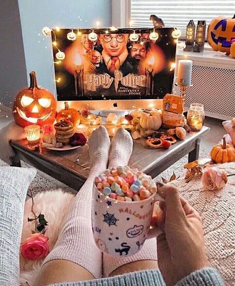 Pumpkin Halloween Decor, Photo Halloween, Fall Room Decor, Night Hiking, Halloween Movie Night, Halloween Decor Ideas, Zucca Halloween, Fall Bucket List, Halloween Tags