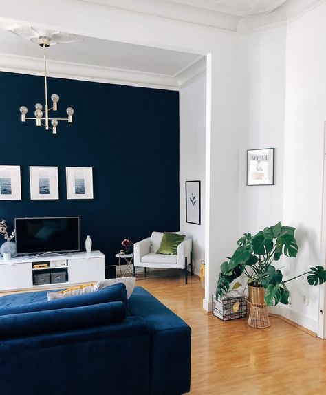 White Room Accent Wall, Living Room With One Dark Wall, Blue Wall Painting Ideas Living Room, White And Dark Blue Living Room, Accent Wall Blue Living Room, Dark Blue And White Interior, Blue Wall Interior Living Room, Blue White Wood Living Room, Modern Navy Blue Living Room