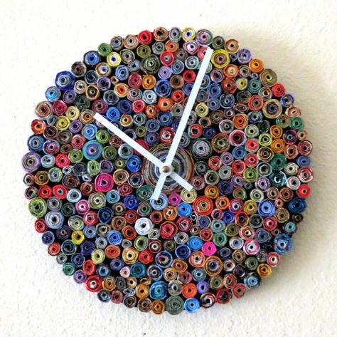 Another #recycled project that will put your old, dust-collecting magazines to great use! #upcycled #homedecor Diy Wall Clock Ideas, Paper Clock, Colorful Wall Clocks, Recycled Magazines, Handmade Wall Clocks, Recycling Ideas, Handmade Clocks, Diy Wall Clock, Desain Quilling