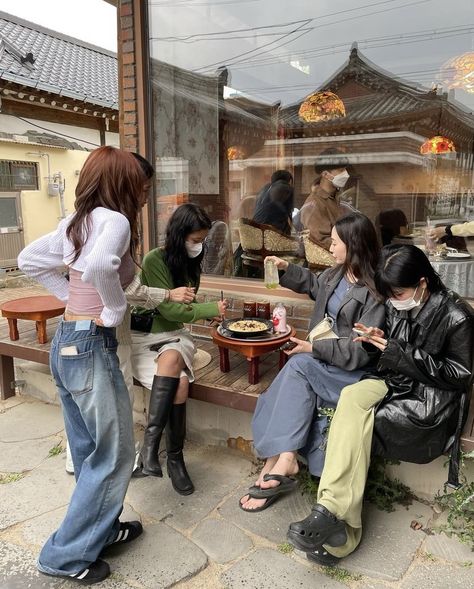 Girls Day, Japan Aesthetic, Best Friend Photos, Korea Travel, Friend Poses, Friend Photoshoot, 인물 사진, Instagram Inspo, Cute Friends