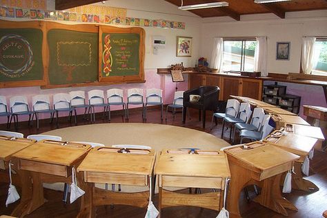 Waldorf Classroom Decor, Cozy Classroom Ideas Elementary, Classroom Ceiling, Waldorf Classroom, School Environment, Waldorf Art, Steiner School, Dream Classroom, Nature School