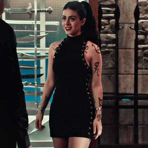 Isabella Lightwood Outfits, Isabelle Lightwood Outfit, Isabella Lightwood, Izzy Lightwood, Isabelle Lightwood, Dramatic Makeup, A Strong Woman Quotes, Asian Eye Makeup, Family Movies