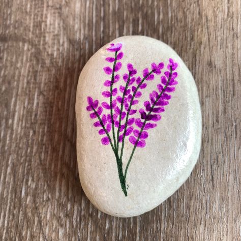 Painted rock Girly Painted Rocks, Purple Painted Rocks Ideas, Pink Painted Rocks, Spiritual Painted Rocks, Lilac Rock Painting, Purple Flowers, Painted Rocks, Purple, Flowers