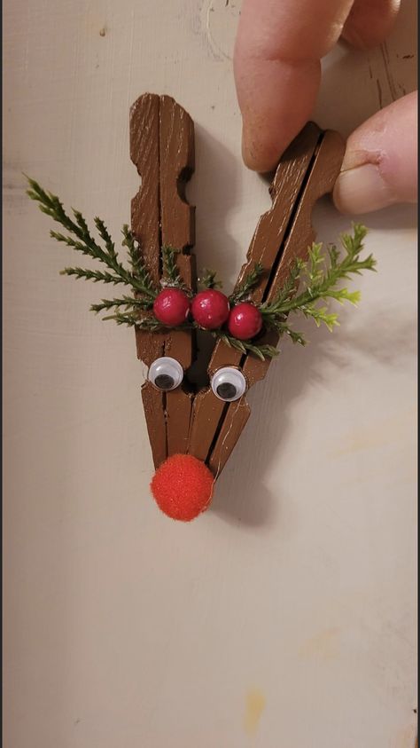 Clothespin Reindeer Craft Ornaments, Reindeer Clothespin Ornaments, Christmas Bazaar Crafts, Clothespin Diy Crafts, Wooden Clothespin Crafts, Cork Crafts Christmas, Cute Christmas Ideas, Clothespin Crafts, Winter Diy Crafts