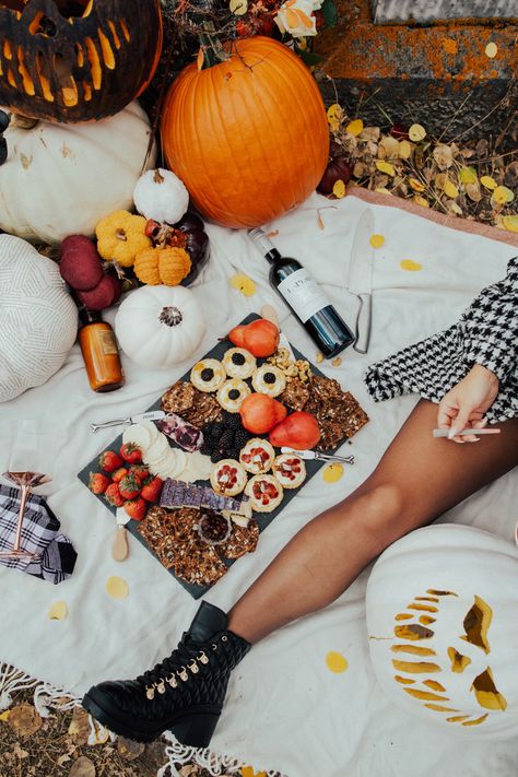 A woman sits on a blanket in a graveyard. From above we see all the decor around her including pumpkins, candles, and a charcuterie board of spooky treats. Halloween Picnic Aesthetic, Fall Campaign Ideas, Spooky Picnic Ideas, Halloween Picnic Ideas, Spooky Picnic, Fall Picnic Photoshoot, Halloween Picnic, Halloween Themed Snacks, Pumpkin Patch Photoshoot