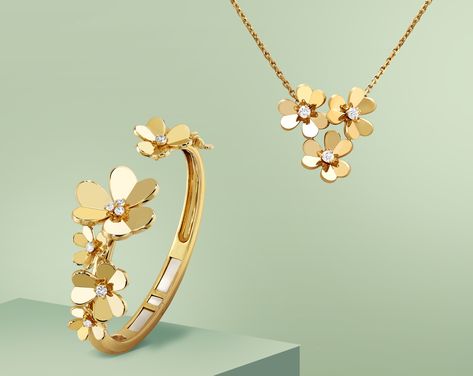 Van Cleef Jewelry, Van Cleef Arpels Frivole, Graphic Flowers, Van Cleef And Arpels Jewelry, Van Cleef & Arpels, Jewelry Photography Styling, Pretty Jewelry Necklaces, Art Jewelry Design, Van Cleef And Arpels