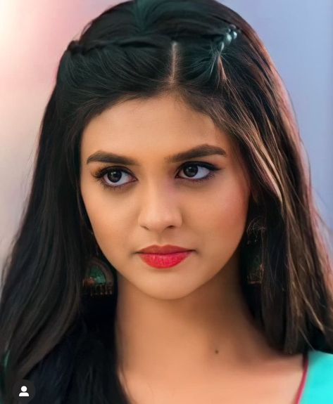 Pranali Rathod Hairstyles, Akshara Hairstyle In Yrkkh, Hairstyle Photo, Girls School Hairstyles, Hair Style Vedio, Easy Hairstyles For Thick Hair, Traditional Hairstyle, Pranali Rathod, Easy Hairstyles For School