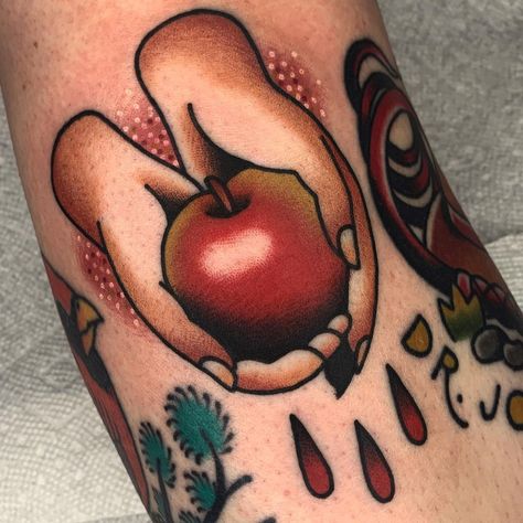 gabriella mancini on Instagram: “made this lil twilight filler piece for my sweet client melissa the other day!! team jacob where u at 😤😤😤 thanks so much for the trust, it…” Apple Tattoo Design, Apple Tattoo Ideas, Cupcake Tattoo Designs, Twilight Tattoos, Apple Tattoo, Cupcake Tattoos, Tattoo Removal Cost, Team Jacob, Fantasy Tattoos