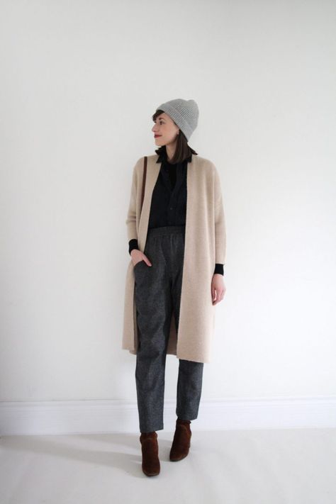 30+ WINTER LOOKS & NEW STYLE INSPO Dress In Winter, Cold Weather Dresses, Cozy Winter Outfits, Old Sweater, Warm Dresses, Style Inspiration Winter, Cold Weather Fashion, Cashmere Turtleneck, Coat Outfits