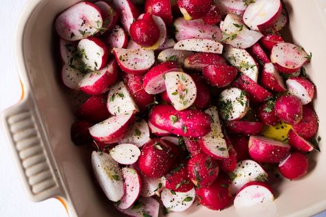 Low Carb & Keto Roasted Radishes i.e. 'Potatoes' 🥔 #keto #ketorecipes #lowcarb  #healthyrecipes #radishes #loadedpotatoes #ketosides Roasted Radishes Recipe, Szechuan Recipes, Spagetti Recipe, Parmesan Roasted Potatoes, Printable Recipes, Roasted Radishes, Radish Recipes, Low Carb Easy, Falafels