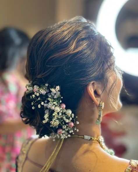 Instagram Bun Gajra Hairstyles, Messy Bun For Wedding Indian, Simple Bun For Saree, Indian Bridal Hair Buns With Flowers, Minimal Hairstyle Wedding, Bun With Flowers Hairstyle, Tamil Hairstyle With Flowers, Hair Styles Bun Wedding, Bride Mom Hairstyle Indian