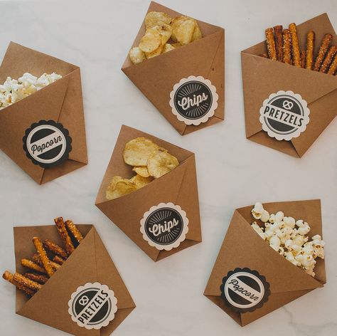 These DIY late-night wedding snacks will be a big hit with your wedding guests on their way home.  Green Wedding Shoes made these fun to-go party favors using brown kraft paper and Avery Scallop Round Labels (22836).  Personalize and print them in your wedding colors, then just choose your favorite snacks and fill them up. A simply sweet gift your guests will truly appreciate after a long night of dancing! Restaurant Packaging Ideas, To Go Food Packaging Ideas, Snack Business Ideas, Diy Snack Boxes Gift Ideas, Food Label Ideas, Late Night Wedding Snacks, Label Snack, Late Night Wedding, Gift Snack