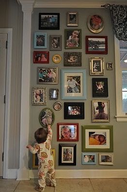 A family photo wall is a fun, creative way to put a lifetime of memories in plain view. The good news is, you can't screw it up! There is no right or wrong way... Wall Vignettes, European Home Decor, Family Wall, Wall Gallery, Style At Home, Design Layout, Decoration Design, Home Fashion, Family Pictures