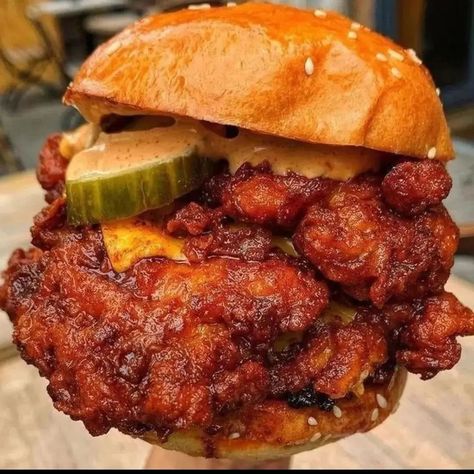 Chicken Burger Aesthetic, Burger Aesthetic, Yummy Burger, Burger Chicken, Fast Food Drinks, Chicken Burger, Food Babe, Burger Bar, Food Therapy