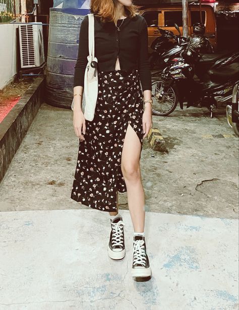 Garden Visit Outfit, Black Converse Outfits Summer, Midi Skirt Converse Outfits, Maxi Skirt Converse Outfits, Midi Skirt With Converse, Long Skirt With Converse Outfits, Converse Outfit With Skirt, Maxi Skirt And Converse, Converse Outfit Aesthetic Summer