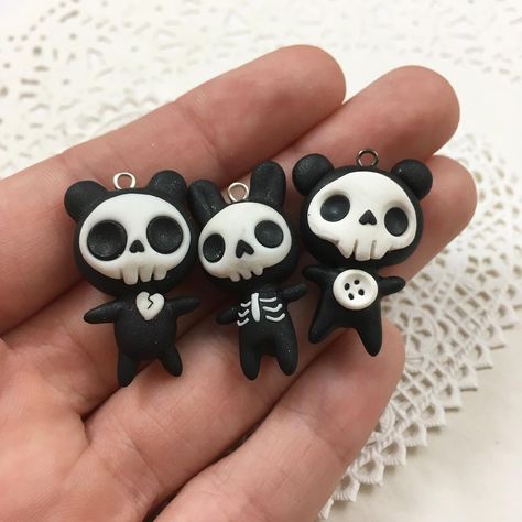 Cute handmade polymer clay charms halloween sassybatcrafts 🖤💀🖤 #handmade #cute #polymerclay Fimo Halloween, Polymer Clay Kunst, Crea Fimo, Polymer Clay Halloween, Polymer Clay Kawaii, Halloween Clay, Polymer Clay Figures, Sculpey Clay, Polymer Clay Diy