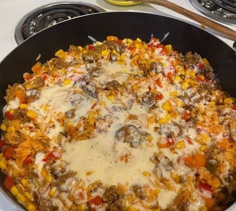 Keto Stuffed Pepper Casserole - Dieter24 Pepper Casserole, Keto Stuffed Peppers, Easy Stuffed Peppers, Stuffed Peppers Healthy, Stuffed Pepper Casserole, Free Keto Meal Plan, Hearty Casseroles, Stuffed Pepper, Beef And Rice