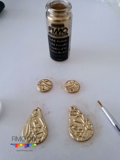 Polymer clay textured drop earrings tutorial Polymer Clay Designs, Fimo Diy, Easy Polymer Clay, Nice Earrings, Diy Polymer Clay, Polymer Clay Tutorials, Metallic Powder, Earrings Tutorial, Clay Texture