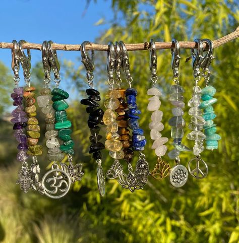 Purse Charms Diy, Healing Crystals Meanings, Keychain Ideas, Student Christmas Gifts, Crystal Keychain, Car Charms Mirror, Crystals Healing, Diy Wire Jewelry, Handmade Wire Jewelry