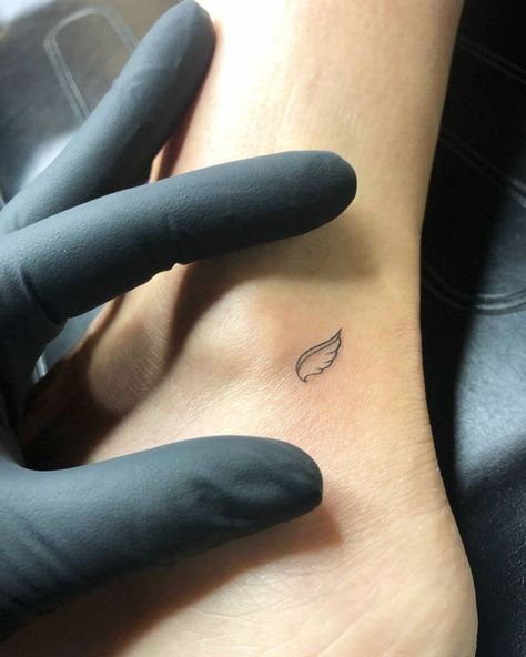 Wing tattoo on the ankle. Small Wing Tattoos, Small Wings Tattoo, Alas Tattoo, Running Tattoo, Tattoo Ankle, Simple Tattoos For Women, Ankle Tattoos For Women, Stylish Tattoo, Best Tattoos For Women