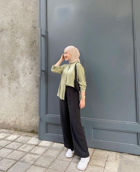 JANGAN KLIK LINK!!! Ootd Kemeja Sage, Baju Sage Green Hijab, Outfit Hijab Sage, Bioskop Outfit, Ootd Hijab Sage, Outfit Celana Hitam, Minimalist Outfit Hijab, Minimalist Hijab Outfit, Black Outfit Hijab