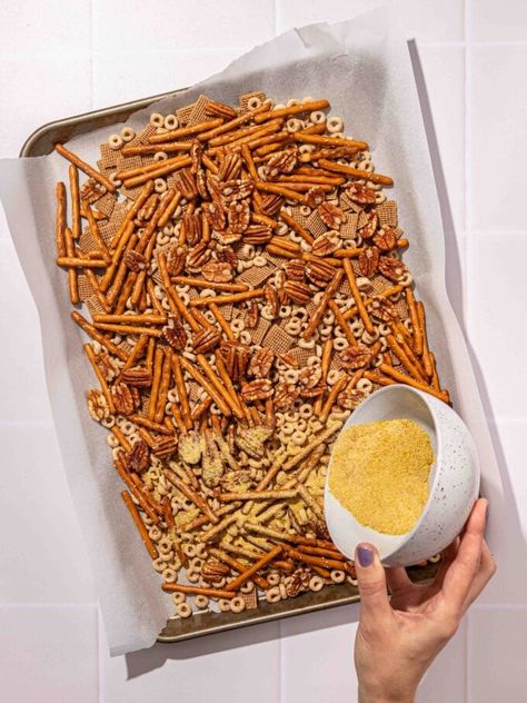 Baked Vegan Chex Mix Snack with Nutritional Yeast - Desiree Nielsen Vegan Chex Mix Recipe, Vegan Chex Mix, Gluten Free Chex Mix Recipes, Cheesy Snack Mix, Allergy Free Snacks, Vegan Party Snacks, Cheesy Crackers, Vegan Snack Recipes, Vegan Worcestershire Sauce