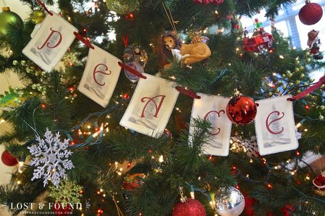 Free printable and how-to for making a word banner for Christmas tree Vintage Christmas Toys, Diy Christmas Decorations For Home, Red Crafts, Christmas Card Pictures, Custom Painted Furniture, Northwest Arkansas, Christmas Banner, Christmas Words, Free Christmas Printables