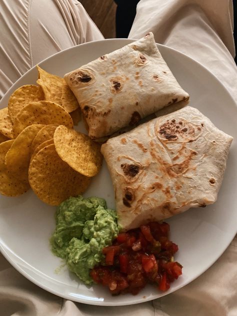 Guacamole Ideas Meals, Sandwich With Chips, Burrito Healthy, Healthy Mexican Dinner, Healthy Burritos, Healthy Burrito, Healthy Wrap, Chips And Guacamole, Healthy Lunch Snacks