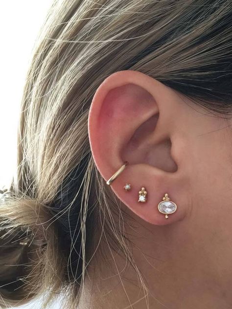 A Guide to Multiple Ear Piercings - A must read before you go to get your ears pierced!  #multiplepiercings #earpiercings #piercings #multipleearrings #earringstack Different Piercings, Spiderbite Piercings, Different Types Of Piercings, Piercing Face, Bodysuit Tattoos, Ear Peircings, Piercing Conch, Red Earrings Stud, Piercing Septum