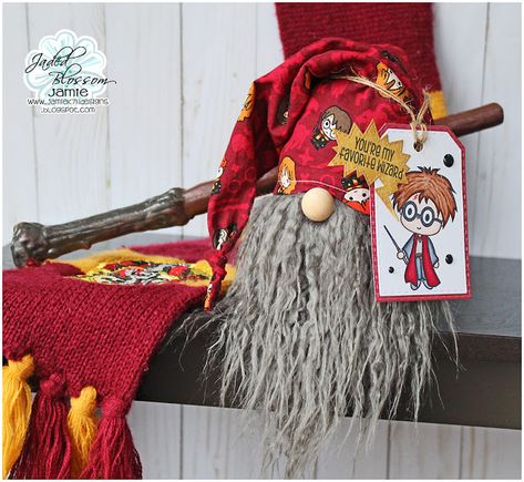 Jamiek711 Designs: Harry Potter Gnome and Tag! Harry Potter Gnomes, Harry Potter Gnome, Felt Creatures, Xmas Gnomes, Bee Hive Craft, Sock Gnomes, Gnome Ideas, Holiday Gnomes, Jaded Blossom