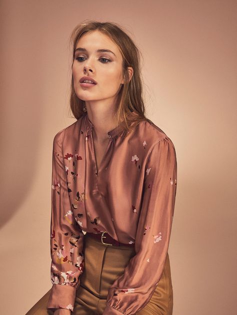 Autumn winter 2016 Women´s PINK SATIN SHIRT WITH POSITIONAL FLOWERS at Massimo Dutti for 7490. Effortless elegance! Satin Shirts For Women, Satijnen Blouses, Chiffon Blouses, Corset Bustier, Satin Blouses, Satin Shirt, Effortless Elegance, Mode Vintage, Mode Inspiration