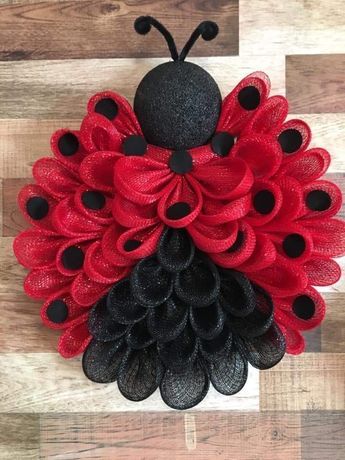 Sunflower Burlap Wreaths, Deco Mesh Crafts, Sulaman Pita, Deco Mesh Wreaths Tutorials, Ladybug Wreath, Burlap Flower Wreaths, Deco Mesh Wreaths Diy, Mesh Wreath Tutorial, Mesh Wreath Diy