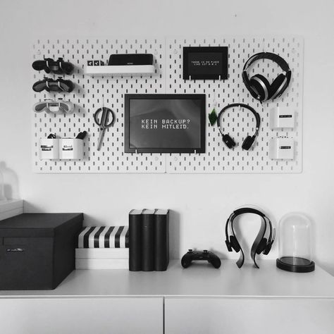 Ikea Pegboard Ideas Bedroom, Ikea Pegboard Office, Ikea Lots Mirror Ideas, Ikea Pegboard Ideas, Skådis Ikea, Ikea Pegboard, Pegboard Ideas, Gamer Bedroom, Pegboard Storage