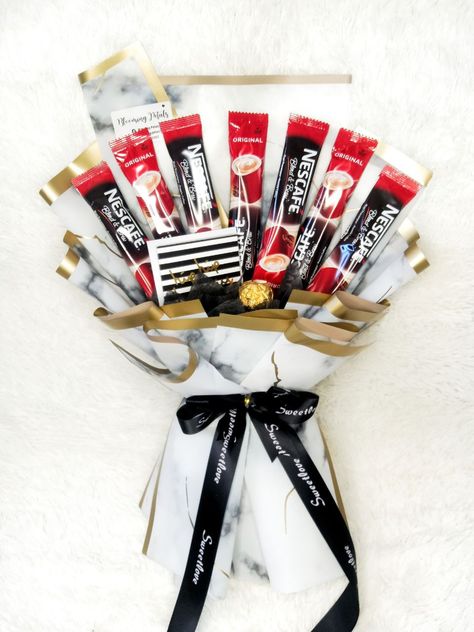 Coffee Bouquet Ideas, Coffee Bouquet Gift, Coffee Bouquet, Nescafe Coffee, Diy Gift Baskets, Flower Gift Ideas, Candy Bouquet, Satin Flowers, Gifts For Coworkers