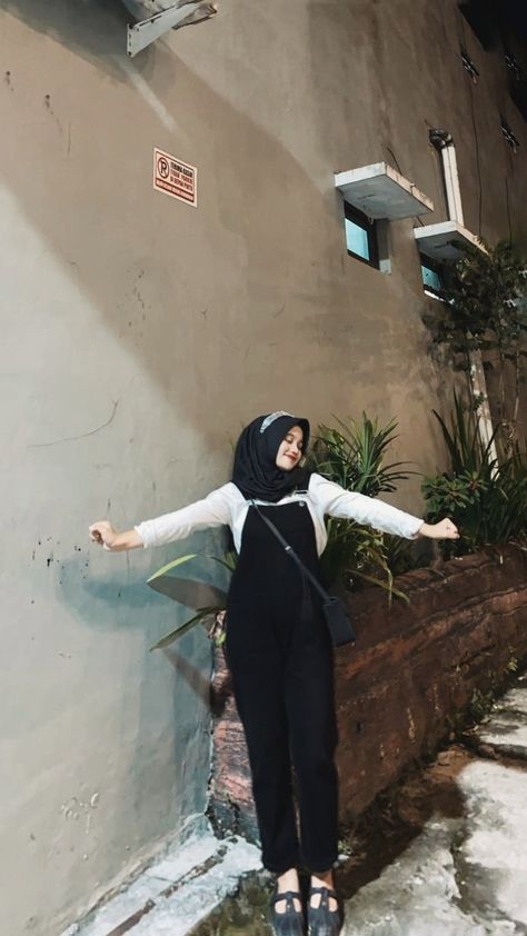 Ootd Jumpsuit Hijab Jeans, Jumpsuit Outfit Hijab Style, Ootd Jumpsuit Hijab, Ootd Overall, Outfit Celana Kulot, Overall Hijab, Hijab Jumpsuit, Ootd Vest, Jumpsuit Hijab