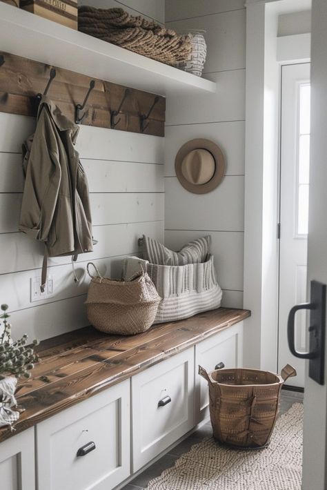 Farmhouse Mudroom Ideas, Farmhouse Mud Room, Modern Farmhouse Mudroom, Mudroom Ideas Entryway, Cottage Entryway, Farmhouse Mudroom, Mudroom Remodel, Farmhouse Entry, Mudroom Decor