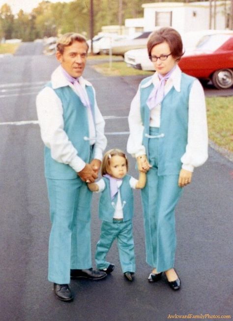 ZZany! Weird Family Photos, Funny Family Photos, Awkward Photos, Mother Daughter Dresses Matching, Awkward Family Photos, Awkward Funny, Mother Daughter Dress, Bad Photos, Family Humor