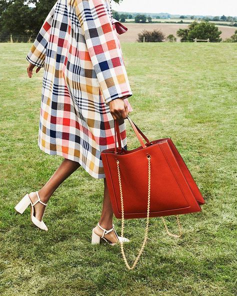 Mulberry (@mulberryengland) • Instagram photos and videos Stil Inspiration, British Vogue, Women Outfits, Mode Inspo, Fashion Show Collection, Komplette Outfits, Trendy Fashion Women, Summer 2019, Mode Inspiration