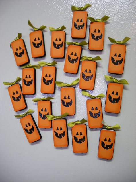 Fall Magnets Diy, Domino Crafts Diy, Domino Crafts, Halloween Magnets, Fall Craft Fairs, Domino Art, Halloween Wood Crafts, Halloween Crafts Decorations, Crafts For Seniors