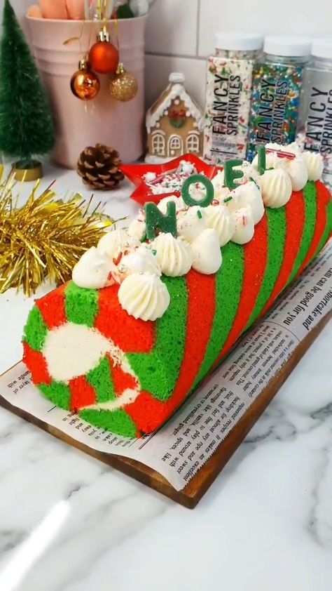 Christmas Cake Log, Christmas Rolled Cake, Xmas Log Cake, Christmas Cake Roll Recipes Easy, Christmas Cake Roll Recipes, Cake Roll Christmas, Yule Log Cake Christmas, Christmas Roll Cake, Decorated Cake Roll