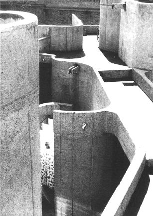 Arqs. Leonardo Vilchis Platas y Alberto González Pozo. The clothes drying area and roof tops terraces, Townhouses (condominium), Zaragoza 15, Lomas Altas, Miguel Hidalgo, Mexico City 1966 Arch Exterior, Exam Photos, Roof Tops, Archi Design, Clothes Drying, American Architecture, Brutalist Architecture, Harbin, Concrete Jungle