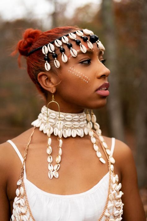 Afro Jewelry, African Women Painting, African Jewellery, Beaded Headpiece, African Beads Necklace, Afrocentric Fashion, Cowry Shell, African Accessories, Hair Jewels