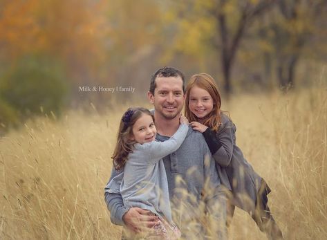 Father And Daughter Poses, Urban Family Photography, Father Daughter Pictures, Winter Family Photography, Daughter Photo Ideas, Outdoor Family Photography, Family Portrait Poses, Sisters Photoshoot, Poses Drawing