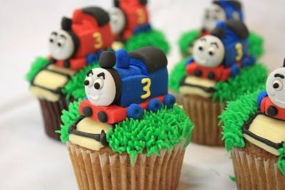 Cupcakes!! My daughter use to love Thomas the train. These would of been cute for her birthday party Thomas And Friends Cupcakes, Thomas The Train Cupcakes, Train Cake Ideas, Train Birthday Cupcakes, Thomas Cupcakes, Train Birthday Party Food, Thomas And Friends Cake, Train Cupcakes, Thomas Party